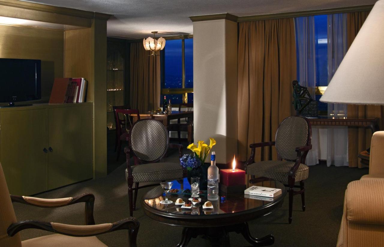 Fiesta Americana Reforma Мехико Экстерьер фото A suite at the Four Seasons Hotel