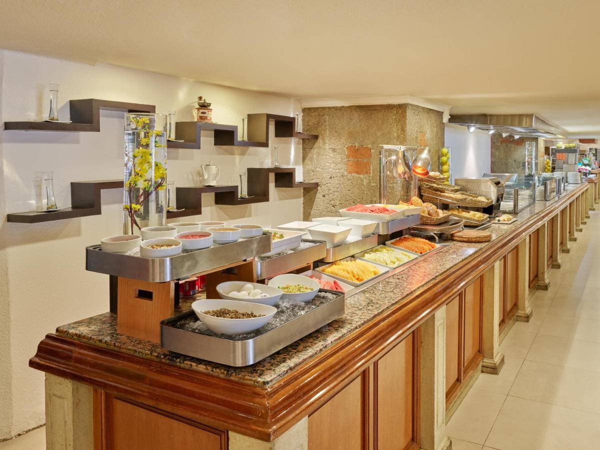 Fiesta Americana Reforma Мехико Экстерьер фото A buffet at a hotel