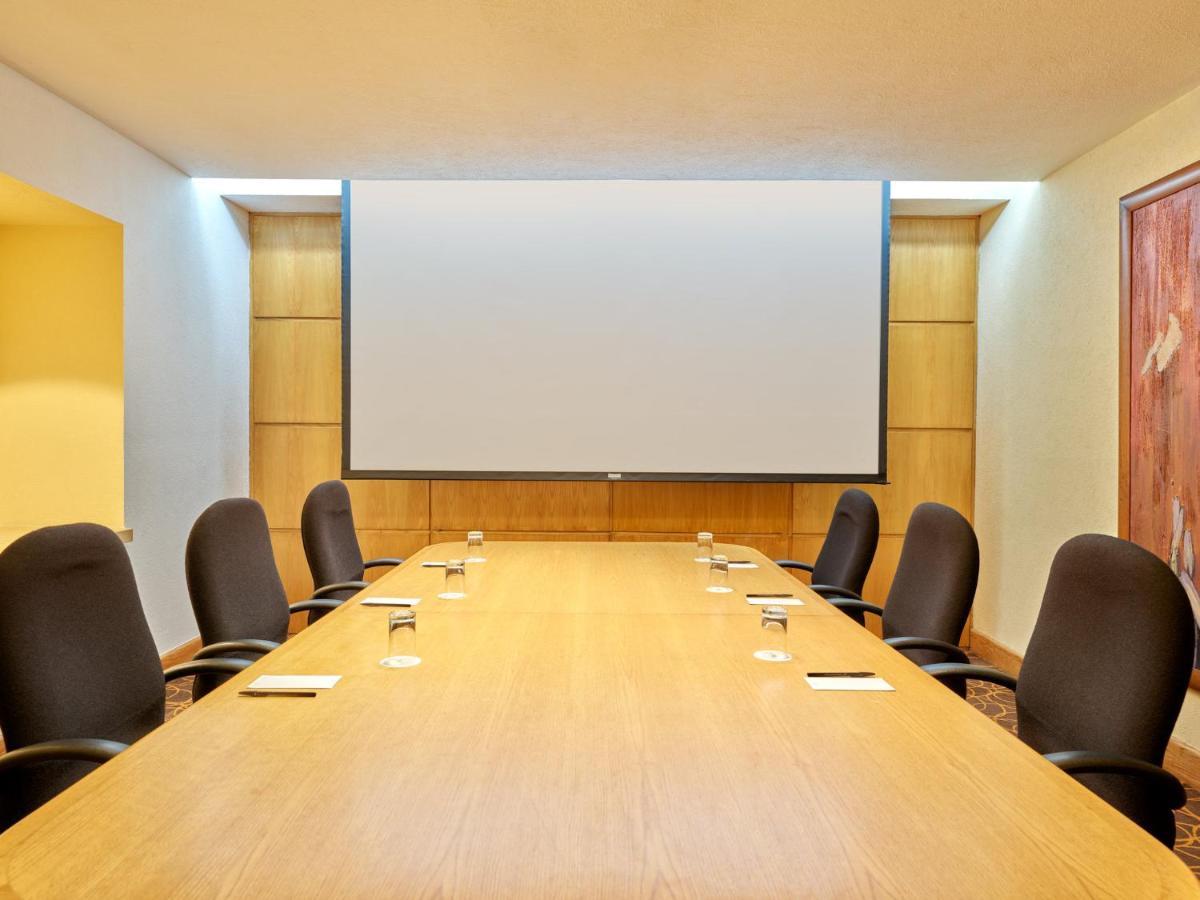 Fiesta Americana Reforma Мехико Экстерьер фото A projection screen in a meeting room